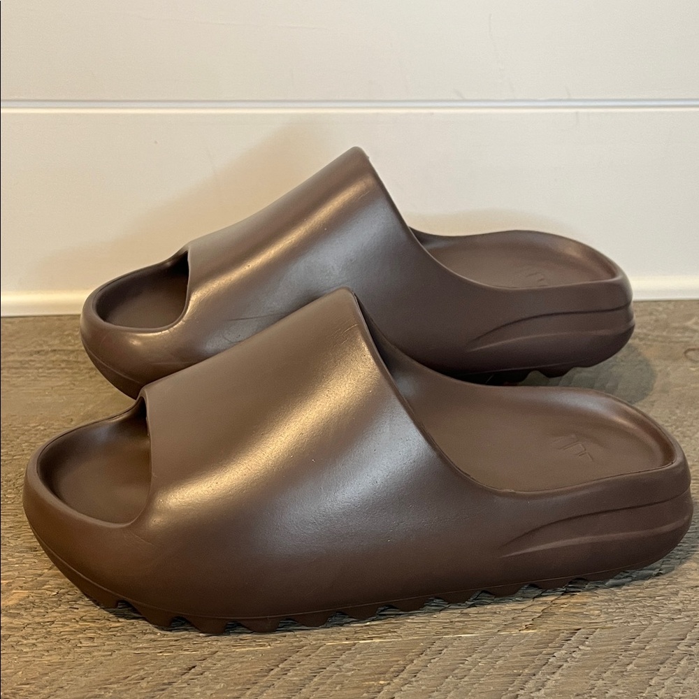 ADIDAS YEEZY SLIDES  - Dark Brown - MEN'S SIZE 8 - Picture 4 of 9